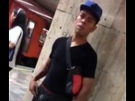 Novinho de pau duro no metro