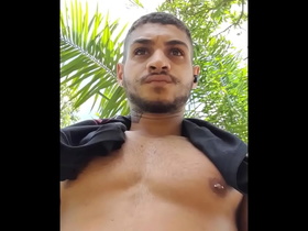 Novinho batendo punheta em cima do tronco de &aacute;rvore Higor Linz gozando jatos de poha