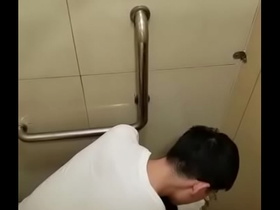 еЋ•ж‰ЂеЃ·ж‹ЌпјЊеђѓе¤§йёЎе·ґпјЊеЏЈе°„