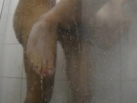 meu primo foi tomar banho e peguei ele de surpresa